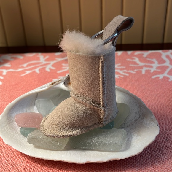 UGG Boot FOB - Picture 2 of 4